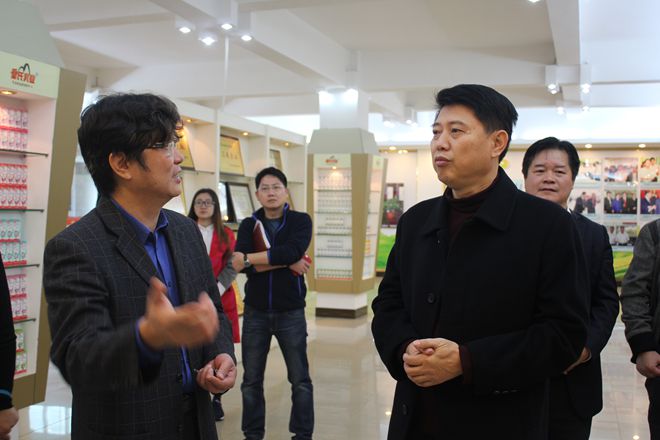 南寧日報社李忠南社長(cháng)一行到皇氏集團考察調