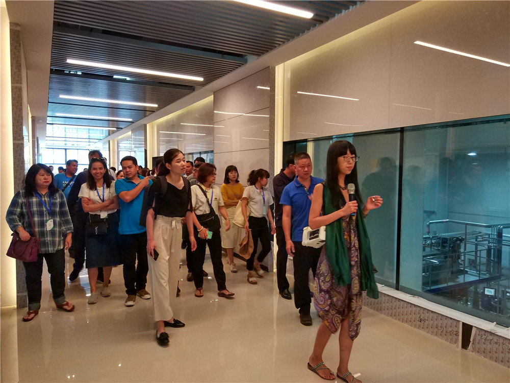 2018年亞歐國家進(jìn)出口食品檢驗及食品安全官員一行到皇氏集團華南新廠(chǎng)參觀(guān)考察