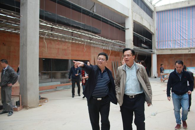 高新區管委會(huì )李耕主任一行到皇氏集團華南新廠(chǎng)調研