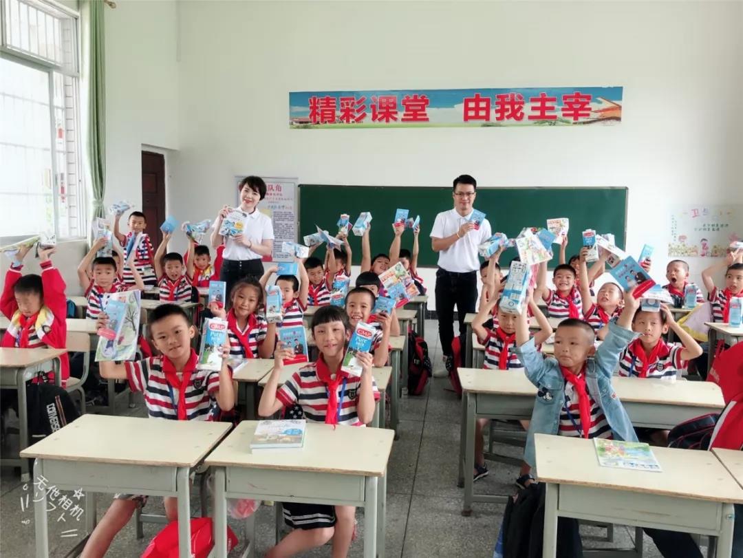 皇氏乳業(yè)助力推普脫貧鄉村行