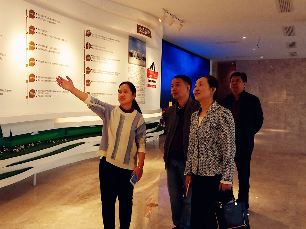 中國奶業(yè)協(xié)會(huì )副秘書(shū)長(cháng)劉琳蒞臨皇氏集團參觀(guān)指導