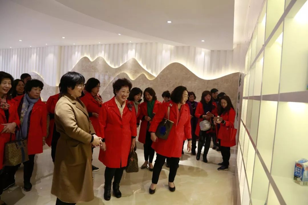 臺灣新北市工商婦女企管協(xié)會(huì )到皇氏集團訪(fǎng)問(wèn)考察