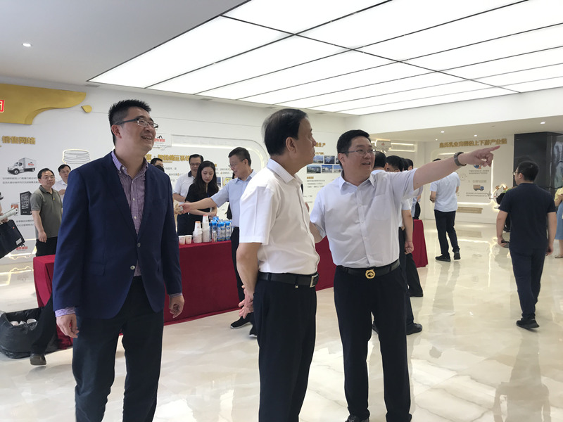 全國人大常委會(huì )副委員長(cháng)、九三學(xué)社中央主席武維華蒞臨皇氏集團參觀(guān)考察