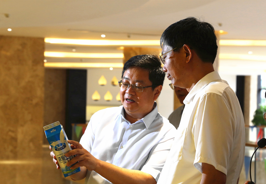廣西壯族自治區人民政府副主席、黨組成員費志榮蒞臨皇氏集團參觀(guān)調研