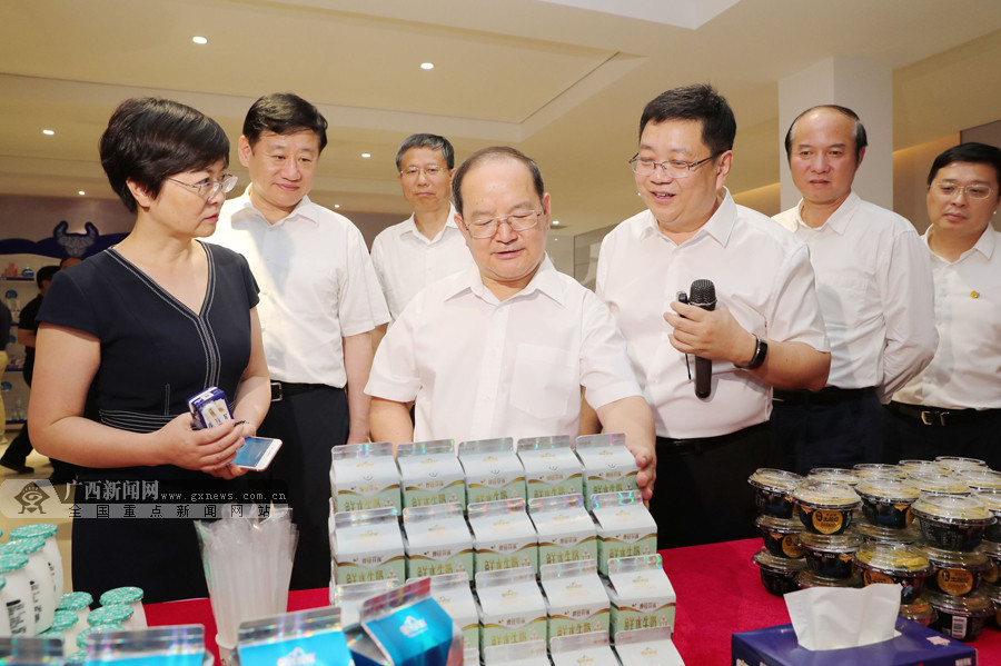 自治區黨委書(shū)記、自治區人大常委會(huì )主任鹿心社率全區年中工作會(huì )議代表蒞臨皇氏集團觀(guān)摩考察