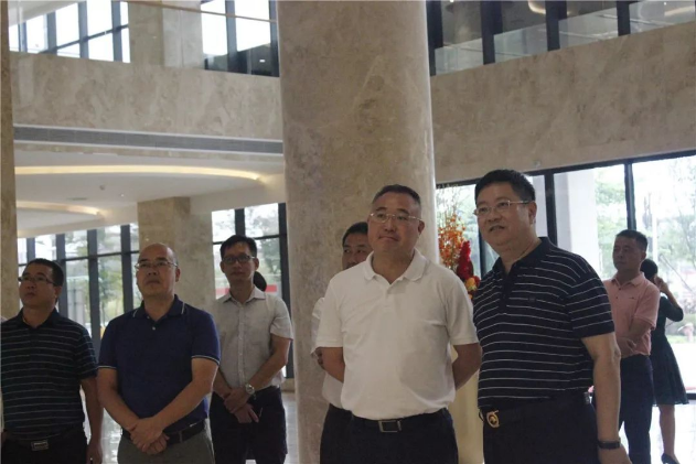 來(lái)賓市領(lǐng)導一行蒞臨皇氏集團參觀(guān)座談