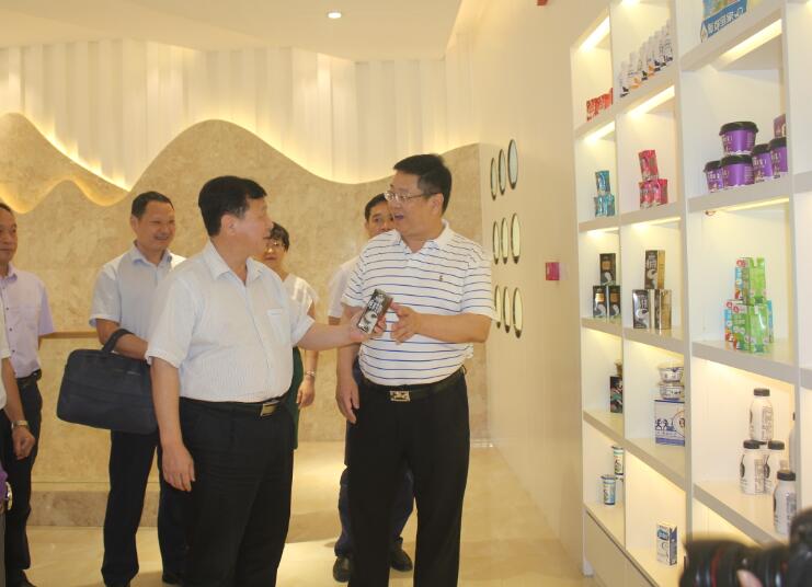 自治區農業(yè)農村廳調研組一行蒞臨皇氏集團參觀(guān)指導