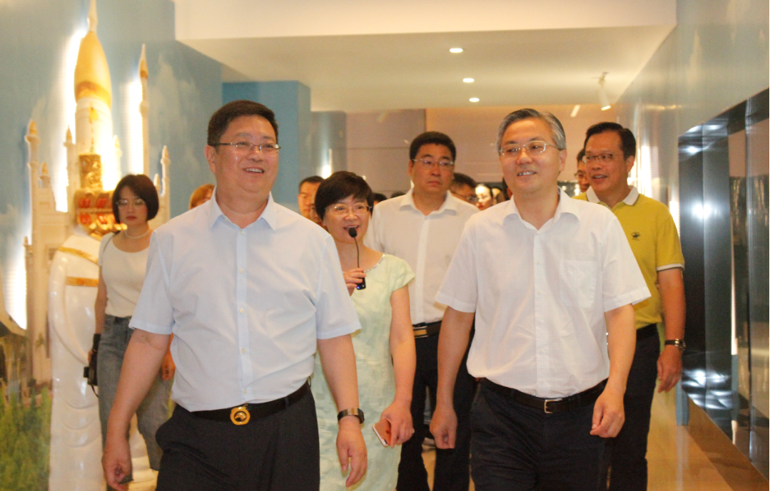 南寧市市長(cháng)周紅波率隊蒞臨皇氏集團參觀(guān)調研