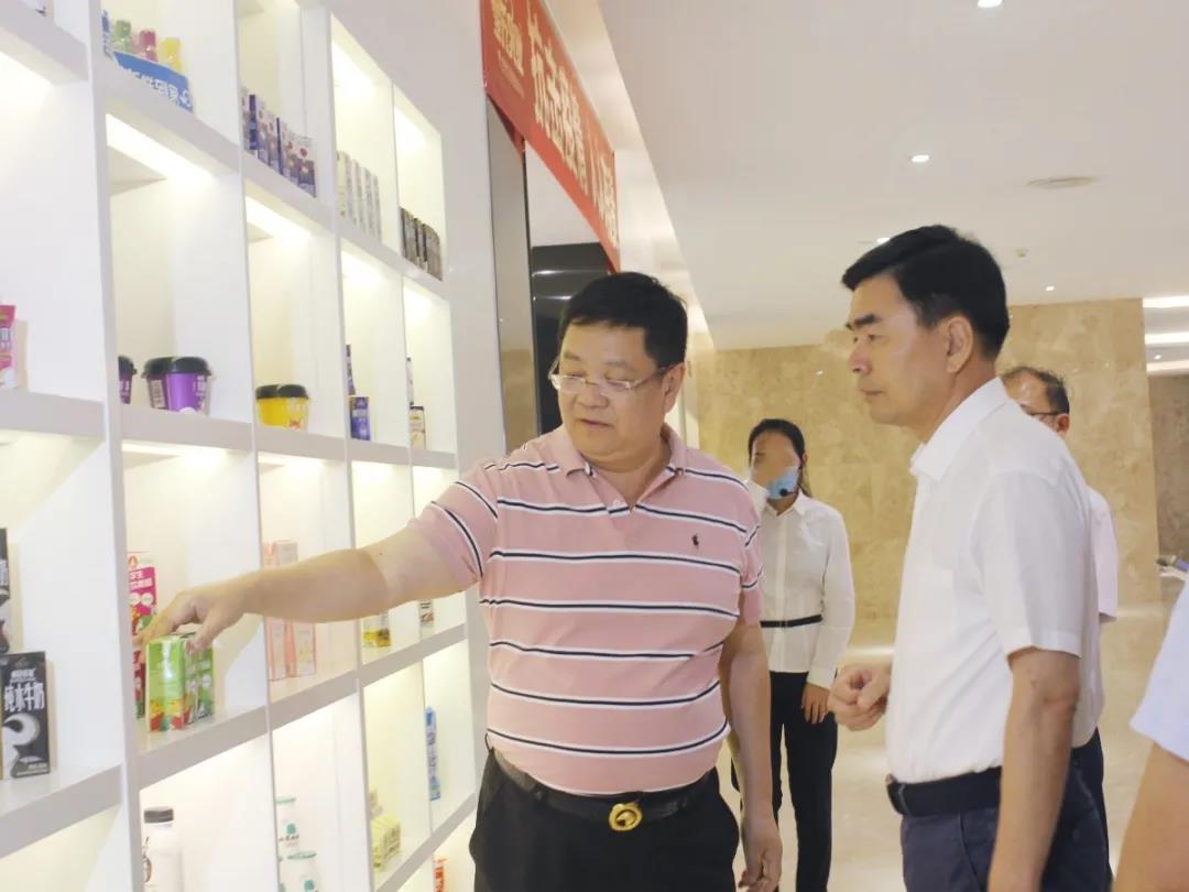 南寧市市委副書(shū)記楊維超率調研組一行蒞臨皇氏集團調研指導