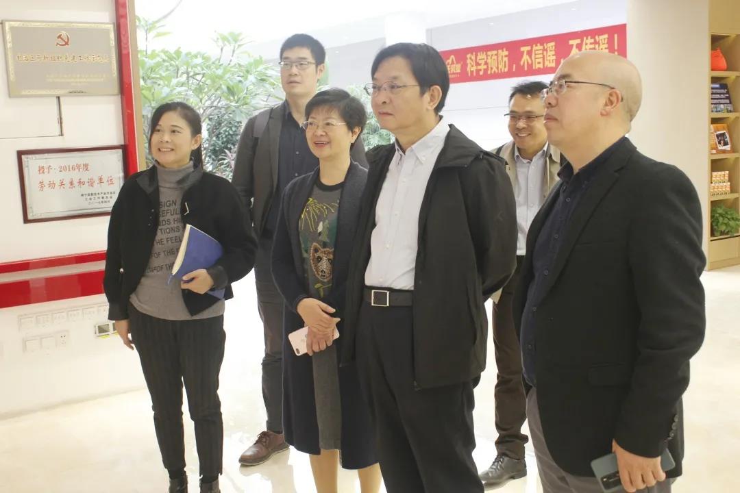 清華大學(xué)深圳國際研究生院生物醫藥與健康工程研究院邢新會(huì )教授率調研組一行蒞臨皇氏集團參觀(guān)考察