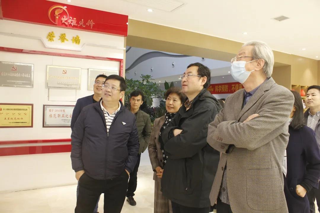 國際乳品聯(lián)合會(huì )（IDF）中國國家委員會(huì )名譽(yù)主席宋昆岡率評審專(zhuān)家組一行蒞臨皇氏集團參觀(guān)指導