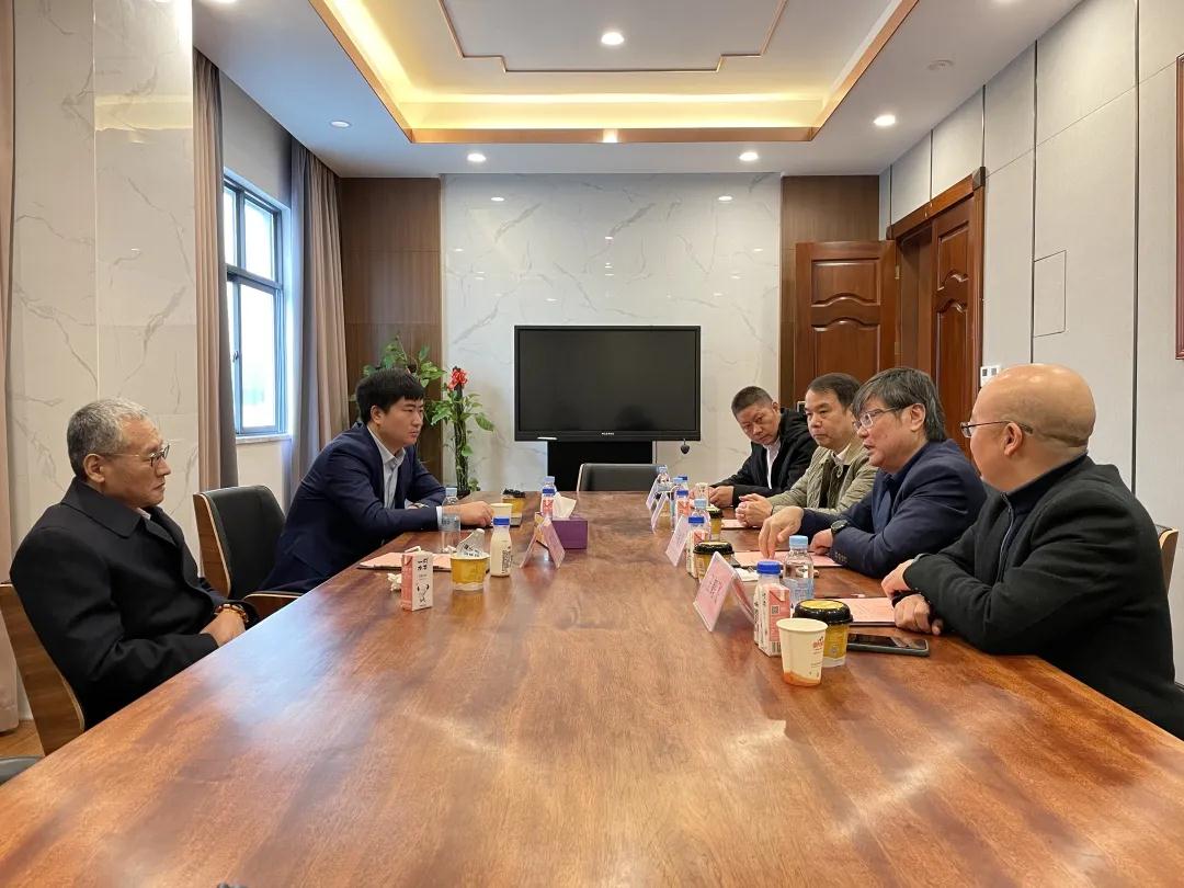 君樂(lè )寶乳業(yè)集團董事長(cháng)魏立華蒞臨皇氏集團參觀(guān)交流