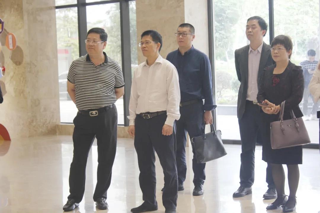 校企合作譜新篇，互利共贏(yíng)謀發(fā)展 | 廣西大學(xué)寧旭初總會(huì )計師一行蒞臨皇氏集團交流指導