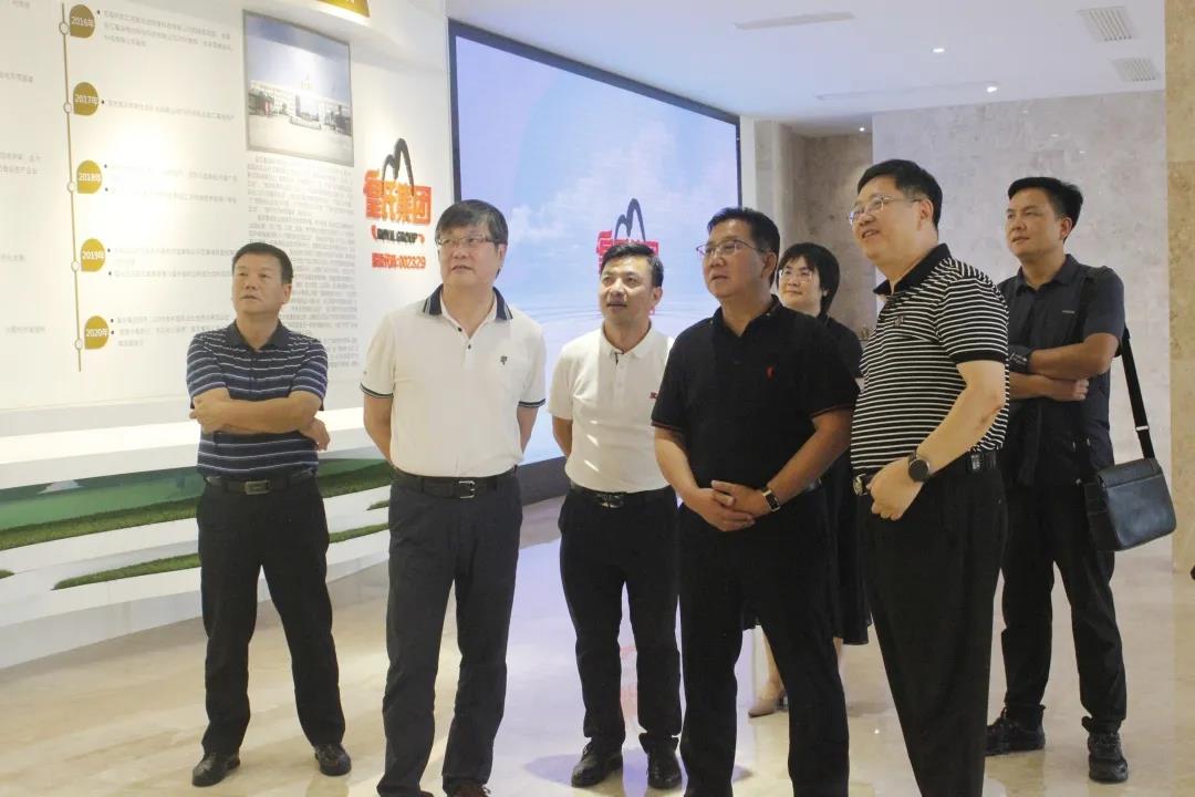大理州人民政府黨組成員、一級巡視員吉向陽(yáng)率考察組蒞臨皇氏集團考察調研