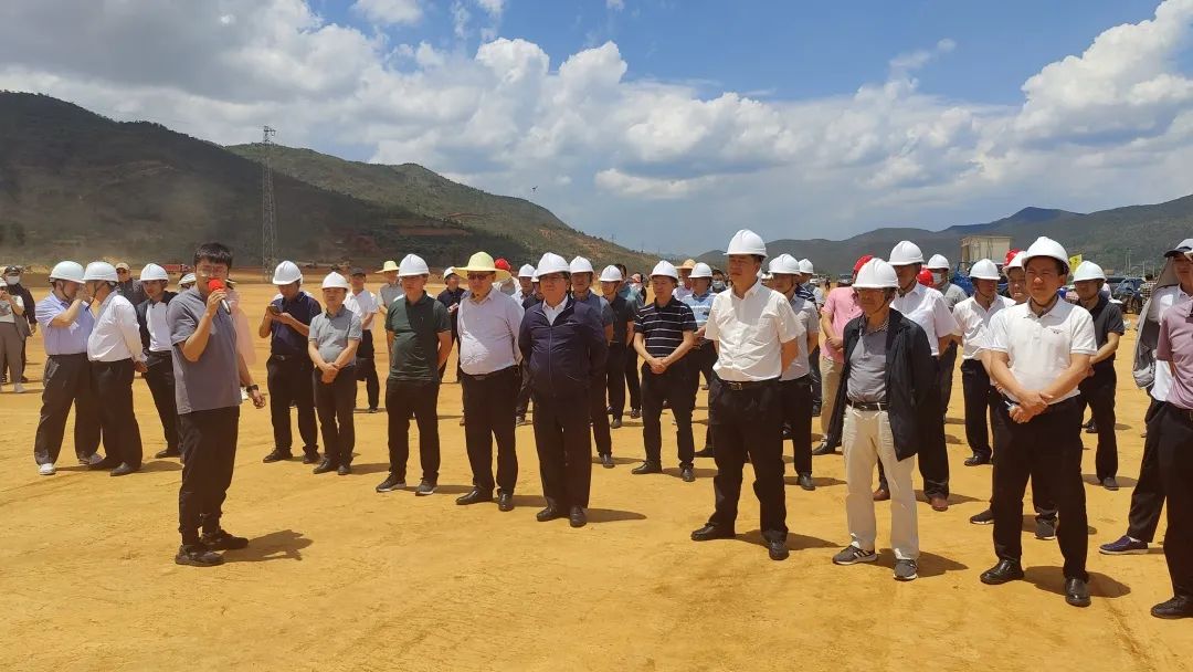 大理州政府黨組成員、一級巡視員吉向陽(yáng)帶隊考察來(lái)思爾乳業(yè)云禾萬(wàn)頭奶牛牧場(chǎng)