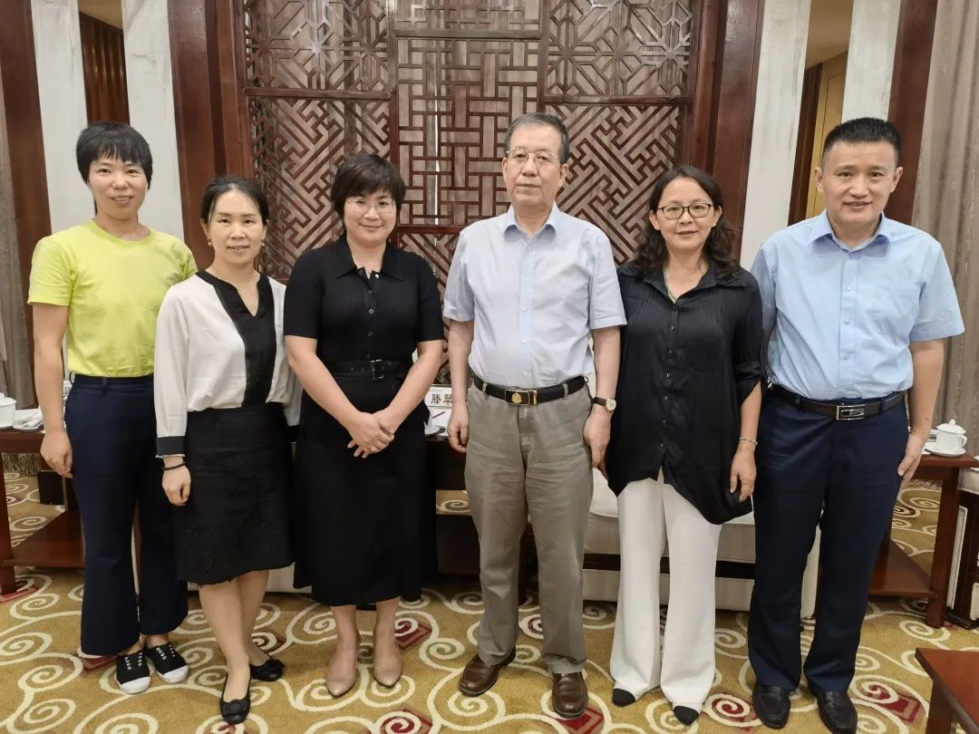 皇氏賽爾公司董事長(cháng)滕翠金一行拜會(huì )張涌院士