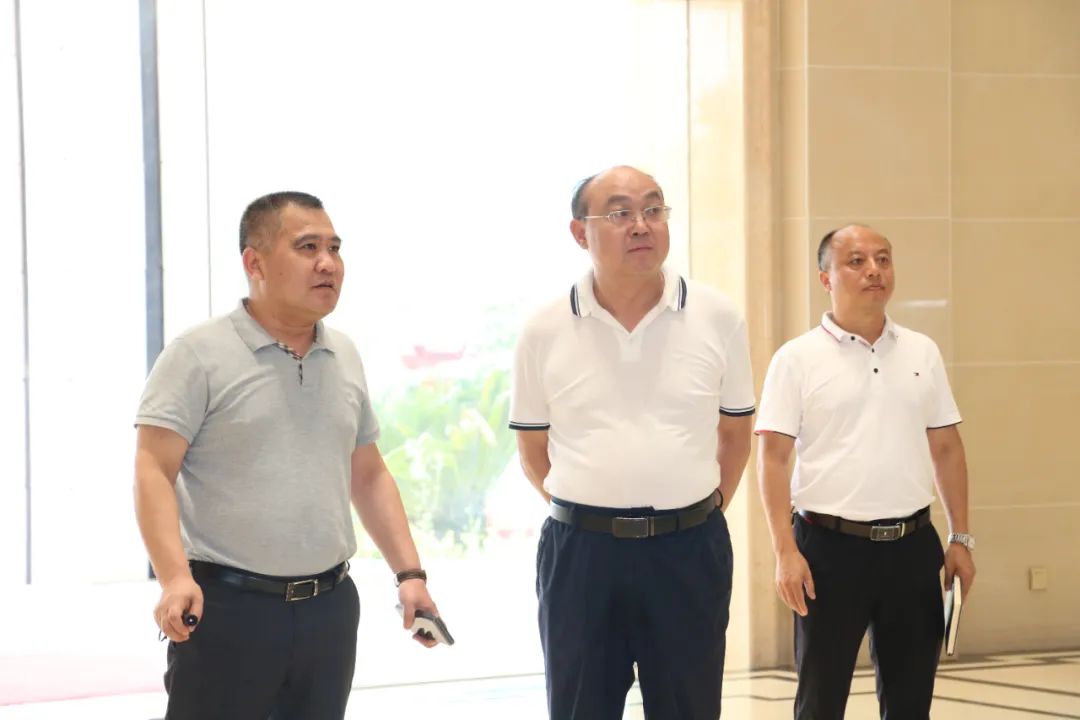 遵義市委統戰部副部長(cháng)、市工商聯(lián)黨組書(shū)記吳疆蒞臨皇氏集團遵義乳業(yè)調研指導