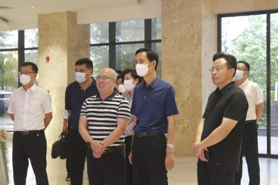 菏澤市委副書(shū)記、市長(cháng)張倫一行領(lǐng)導蒞臨皇氏集團參觀(guān)交流