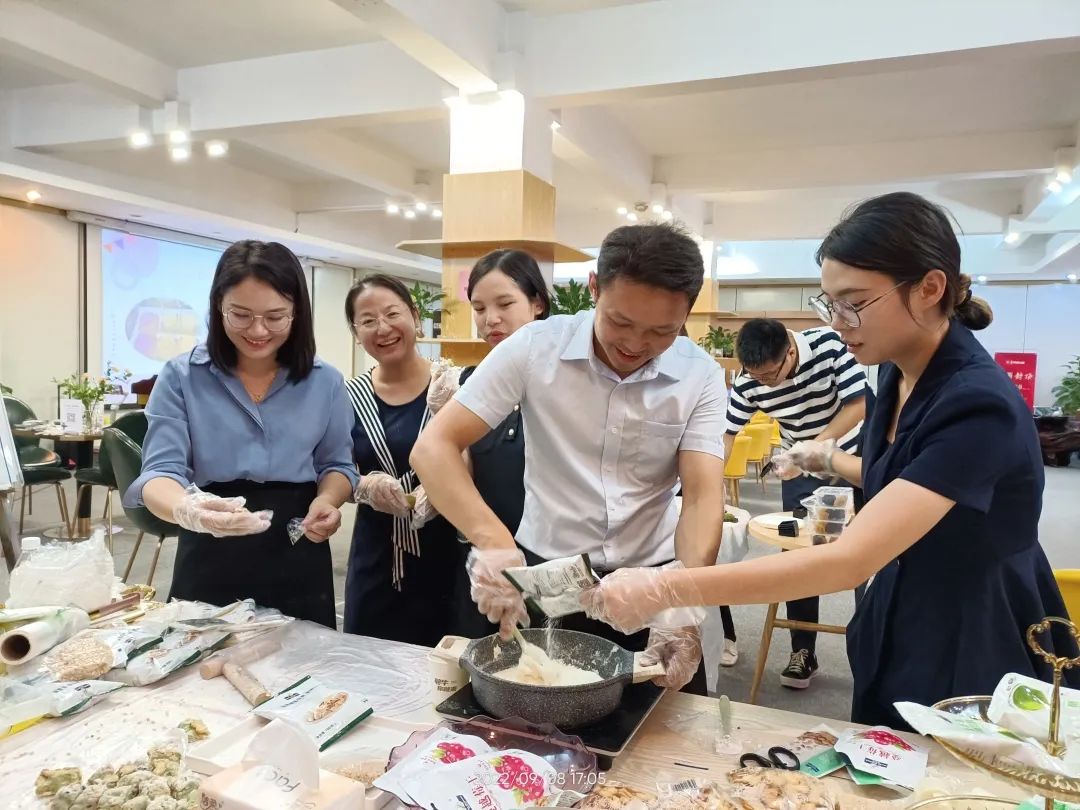 廣西皇氏產(chǎn)業(yè)園8月份月度會(huì )暨慶中秋手工DIY活動(dòng)