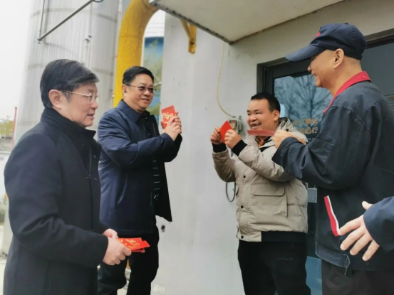 聲聲問(wèn)候傳真情，濃濃關(guān)懷暖人心丨皇氏集團領(lǐng)導新春慰問(wèn)在崗員工