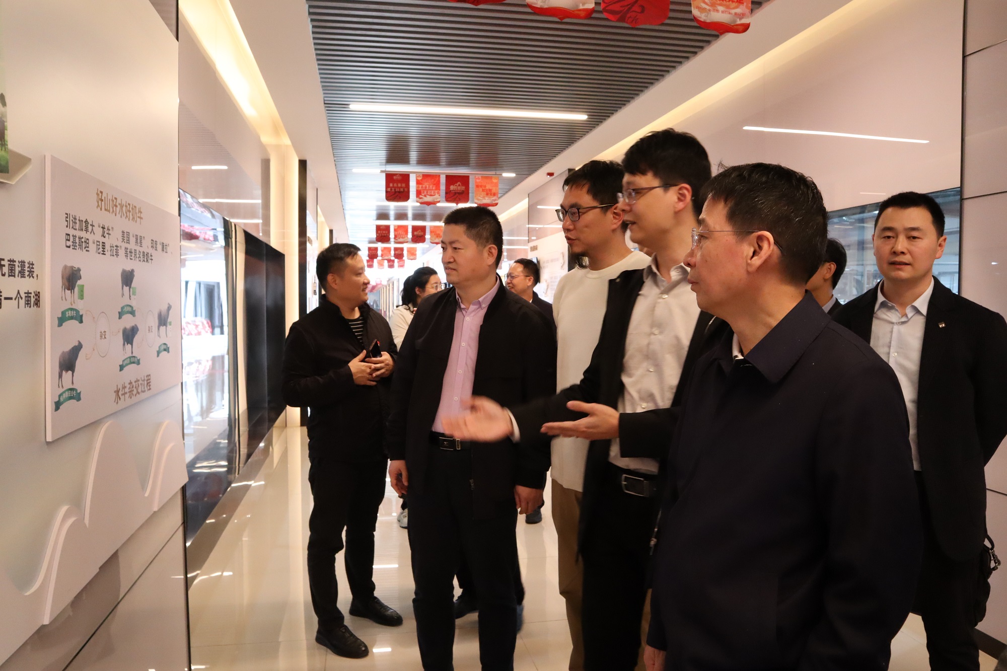 全國工商聯(lián)黨組成員、副主席楊佑興一行蒞臨皇氏集團調研考察