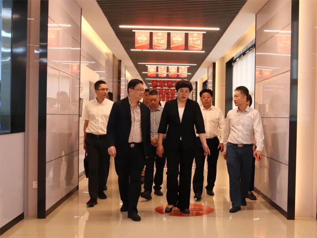 廣西南寧市委常委、統戰部部長(cháng)、副市長(cháng)張自英到訪(fǎng)皇氏集團開(kāi)展經(jīng)濟發(fā)展調研服務(wù)