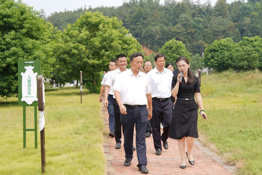 寧鄉市市委副書(shū)記、市長(cháng)黃滔一行蒞臨皇氏集團湖南優(yōu)氏歐冠牧場(chǎng)調研