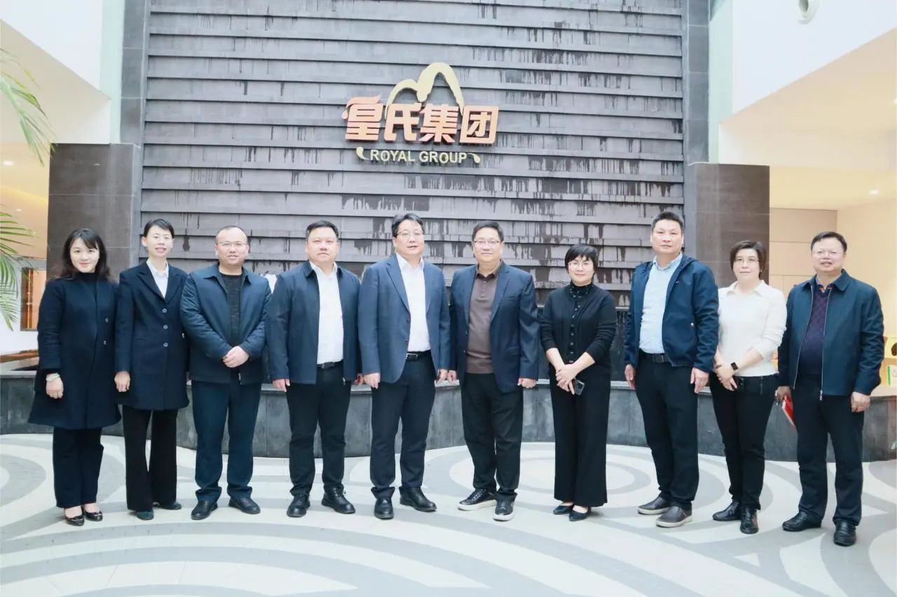 中國銀行廣西區分行副行長(cháng)、南寧分行行長(cháng)曹耀鋒到皇氏集團調研指導